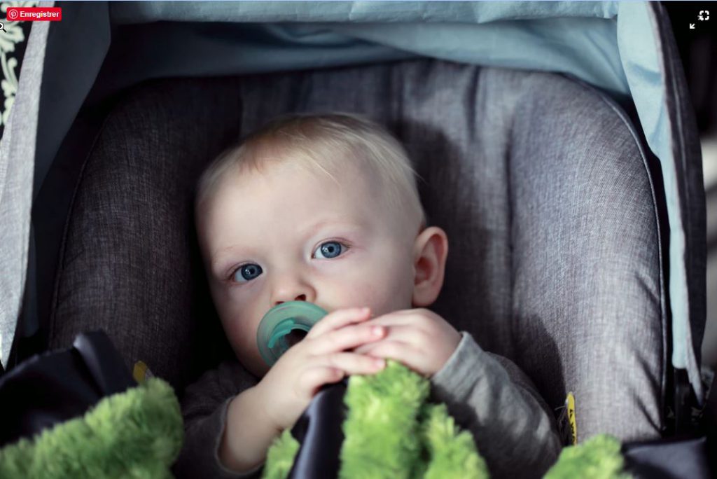 Bébé installé dans le siège auto de la voiture familiale